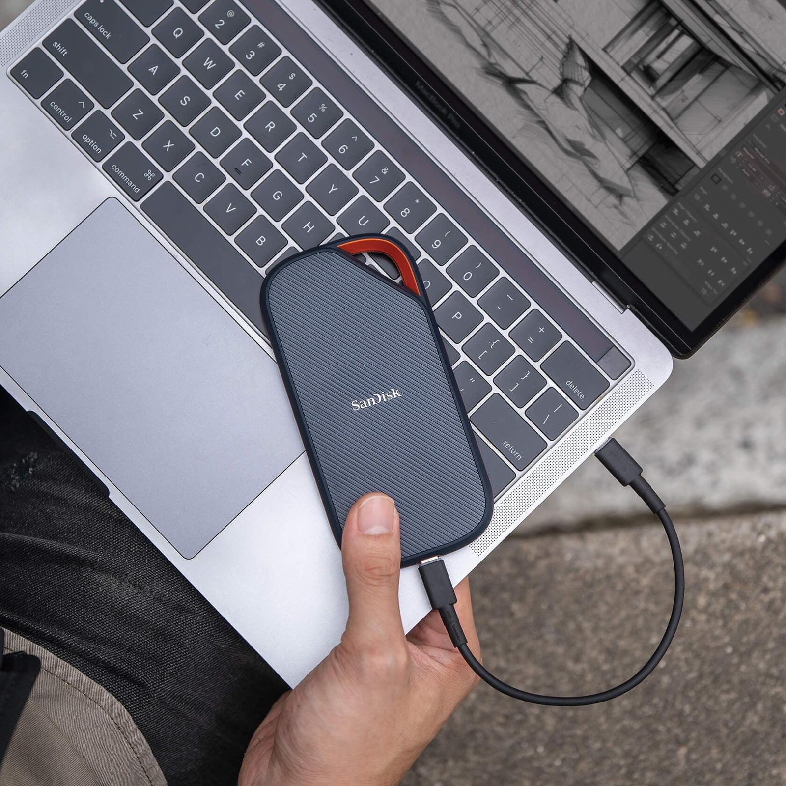 Harddisk SanDisk 4TB SDSSDE61-4T00-IN25 |  Extreme Portable SSD 1050MB/s R, 1000MB/s W, Upto 3 Meter Drop Protection with IP65 Water/dust Resistance, HW Encryption, PC, MAC & TypeC Smartphone Compatible, Black